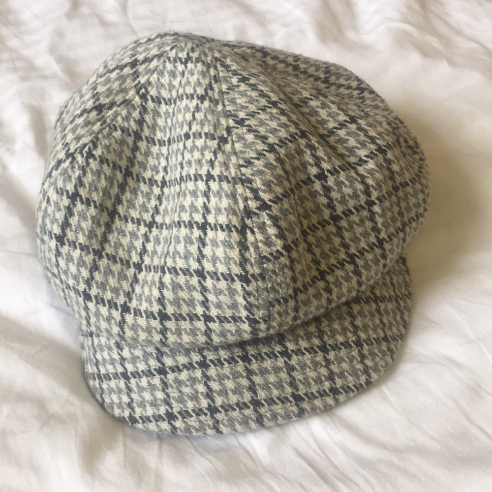 Gap hat. Fits small.
